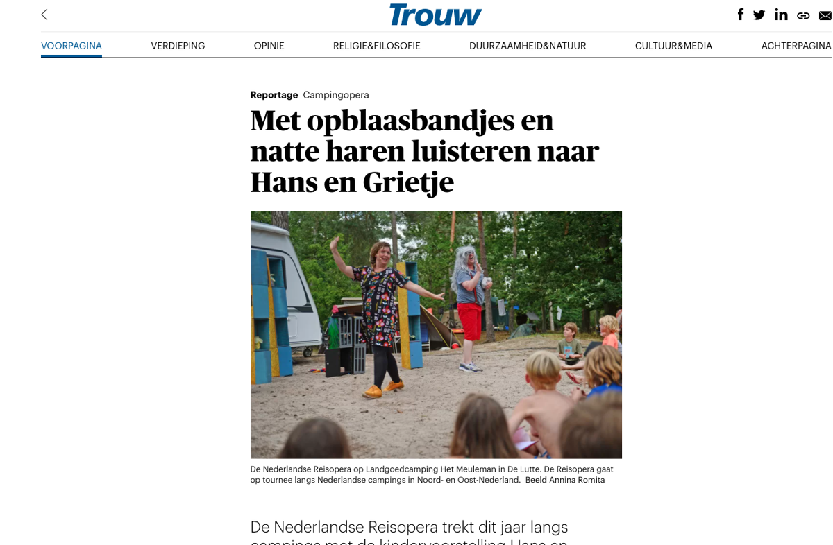 In de Trouw: Met opblaasbandjes en natte haren luisteren naar Hans en Grietje