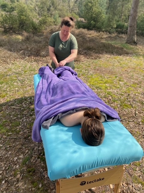 Ontspannende massage midden in de natuur