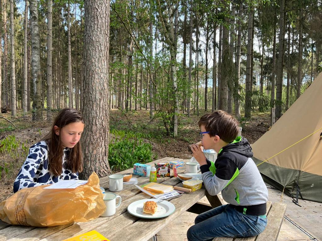 Eingerichtetes Tipi Zelt bei Naturcamping het Meuleman