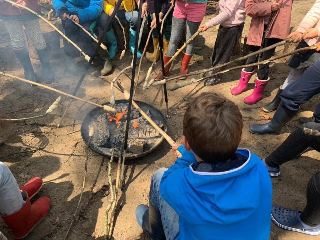 Broodjes bakken boven het vuur